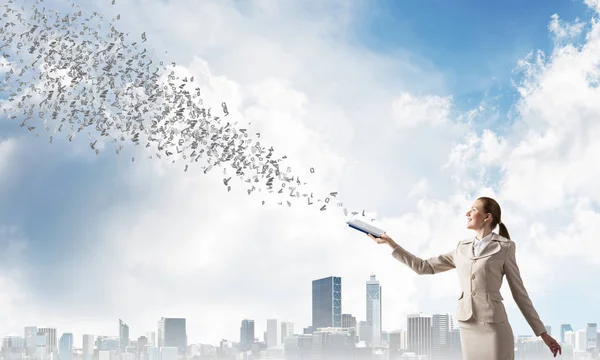 Una Donna Che Guarda Volare Lettere Casuali Libro Aperto Elegante — Foto Stock