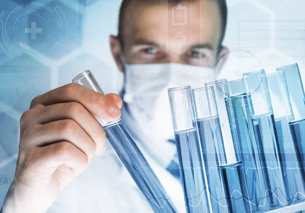 Porträtt av koncentrerad manlig forskare som arbetar med reagenser i laboratorium — Stockfoto