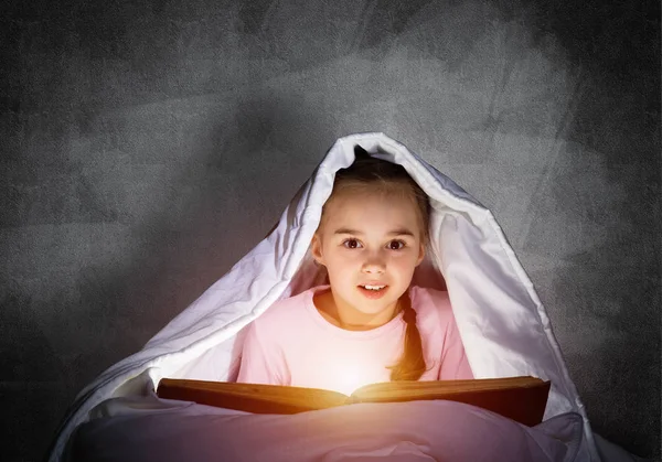 Little Girl Reading Book Bed Going Sleep Pretty Child Flashlight — ストック写真