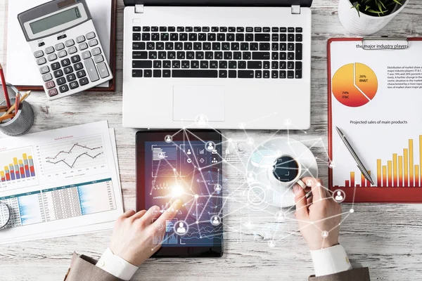 Empresario trabajando en el escritorio de la oficina con datos — Foto de Stock