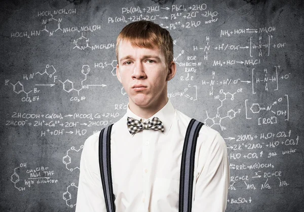 Joven Infeliz Mirando Cámara Pelirrojo Emocional Haciendo Cálculos Matemáticos Retrato — Foto de Stock