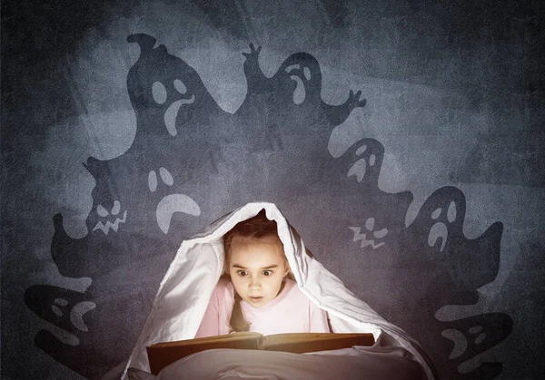 Ένα Φοβισμένο Κοριτσάκι Διαβάζει Παραμύθια Στο Κρεβάτι Παιδί Φακό Κρυμμένο — Φωτογραφία Αρχείου
