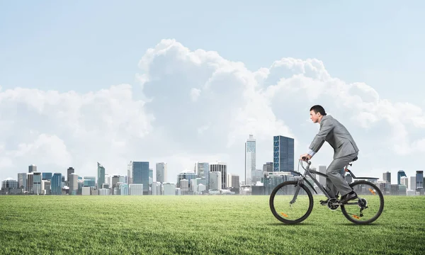 Vista Laterale Uomo Affari Bicicletta Sul Campo Verde Uomo Giacca — Foto Stock