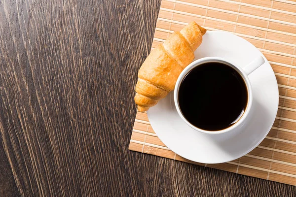 Taza de café expreso sobre mesa de madera — Foto de Stock