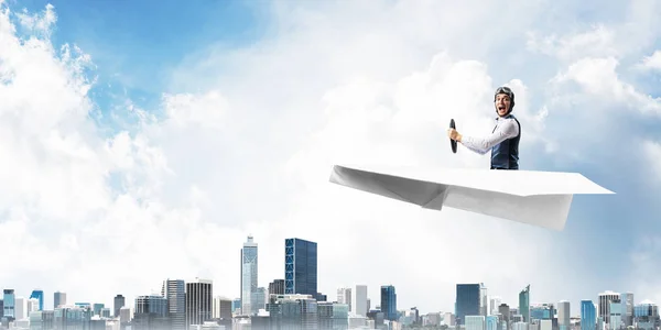 Vlieger Rijden Papier Vliegtuig Boven Megapolis Zijaanzicht Van Piloot Zittend — Stockfoto