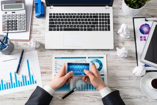 Empresario usando smartphone en el escritorio de la oficina — Foto de Stock