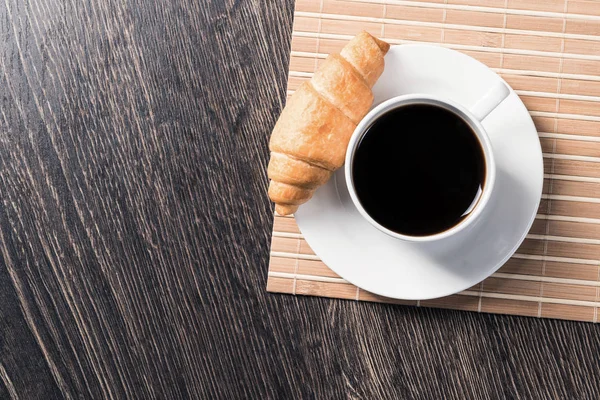Taza de café expreso sobre mesa de madera —  Fotos de Stock