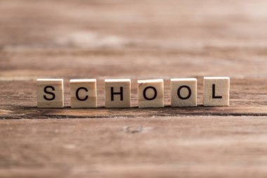 ahşap öğeleri ile toplanan kelime okula mektup