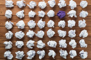 Yaratıcılık ve ilham kavramı birçok beyaz kağıt topu ve tek renk tarafından sunulmuştur.