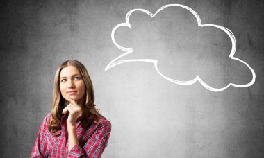 Kahverengi saçlı kadın yukarı doğru dalgın görünüyor ve bir şey hatırlamaya çalışır. Gri duvarda boş konuşma balonu illüstrasyon. Şaşkın kızın ciddi yüz ifadesi var. Kadın kırmızı damalı gömlek giyer