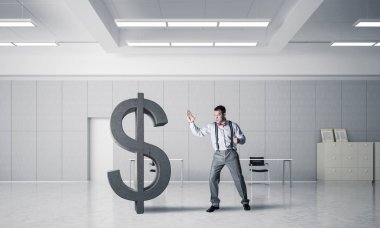 Öfkeli genç işadamı yumruklanmış dolar sembolüyle kaza yapacak.