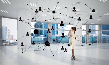 Şık iş kadını modern ofis cep telefonu ve sosyal bağlantı kavramı konuşuyor. Karışık teknik