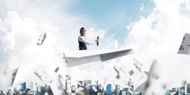 Komik pilot ile işletme muhasebesi ve istatistik kavramı. Havacı infographics ile düşen kağıt levhalar üzerinde kağıt uçak sürüş. Kağıt üzerinde kağıt uçakta uçan genç adam.