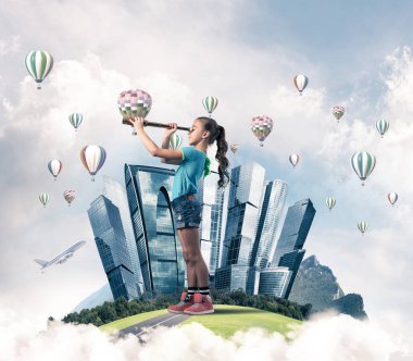 Şehrin yüzen adasında dürbünle bakan tatlı bir kız.