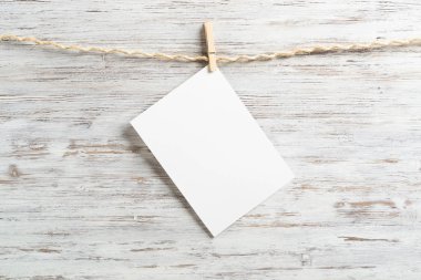 Ip üzerinde asılı beyaz kağıt boş levha