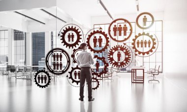 Modern ofis içi ve sosyal bağlantı kavramındaki zarif iş adamı. Karışık ortam