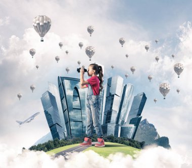 Sevimli kız şehir yüzen ada dürbün içinde seyir üzerinde