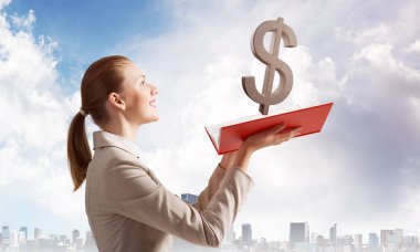 Üzerinde dolar işareti olan bir iş kadını defteri açtı. Bankacılık ve yatırım hizmetleri. Şehir manzarası ve mavi gökyüzünün arka planında beyaz takım elbiseli zarif genç bir kadın. Finans şirketi reklamcılığı
