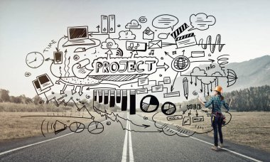 Açık havada mühendis kadının arka planı ve ekrana konsept çizimi