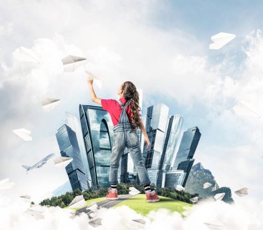 Yüzen adada kağıt uçak atan tatlı bir kız.