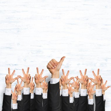 Bir grup iş adamı ahşap arka planda jestler gösteriyor.