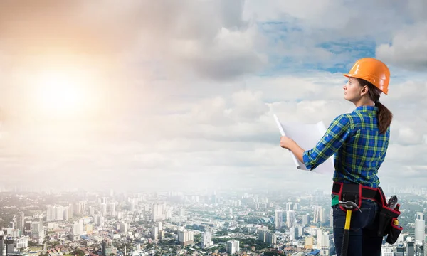 Ingeniera Mujer Con Plano Paisaje Moderno Ciudad — Foto de Stock