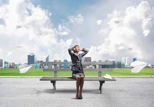 Stressful Woman Sitting Wooden Bench Emotional Screaming Girl Keeps Hands — Stock Photo, Image