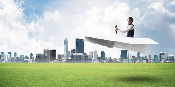 Feliz Aviador Conduciendo Avión Papel Moderno Centro Negocios Con Rascacielos — Foto de Stock