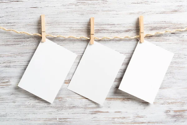 Blanco vellen van wit papier opknoping op bindgaren touw — Stockfoto