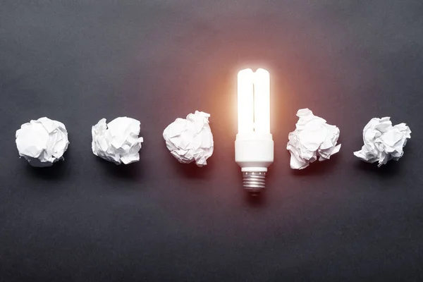 Lámpara fluorescente y bolas de papel blanco arrugadas — Foto de Stock