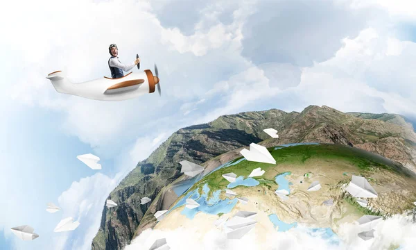 Pilot Mit Lederhelm Steuer Eines Propellerflugzeugs Vor Blauem Wolkenverhangenem Himmel — Stockfoto
