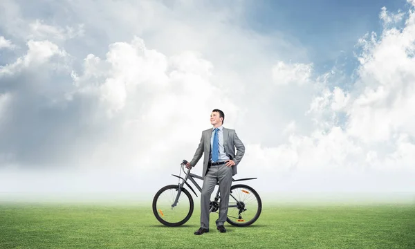 Uomo Affari Sorridente Con Bicicletta Sullo Sfondo Cielo Nuvoloso Blu — Foto Stock