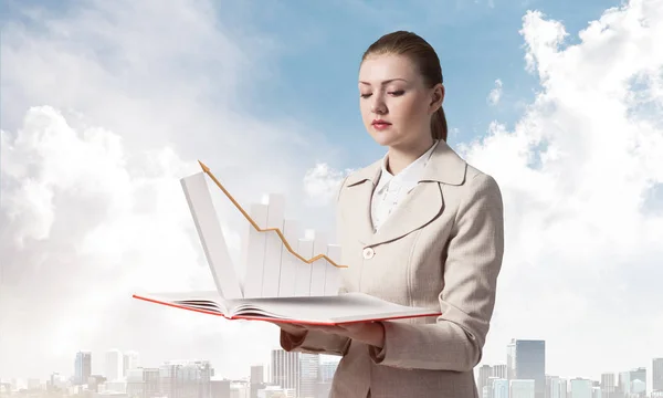 Affärskvinna Med Växande Finansiella Diagram Ovan Öppnade Anteckningsbok Företagsstatistik Och — Stockfoto