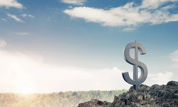 Концепция создания денег и богатства, представленная символом каменного доллара на природном ландшафте — стоковое фото