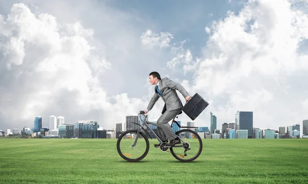 Junger Mann Mit Fahrrad Auf Grünem Gras Geschäftsmann Auf Dem — Stockfoto