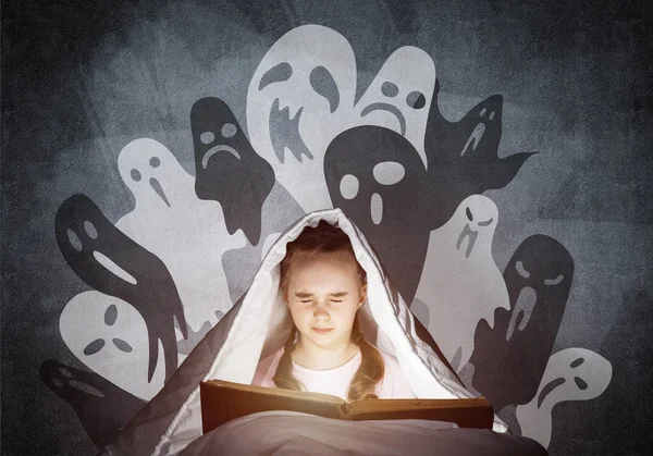 Miúdo Assustado Com Livro Aberto Lanterna Escondida Debaixo Cobertor Rapariga — Fotografia de Stock