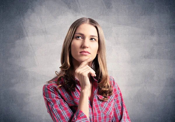 Bruinharige Vrouw Kijkt Naar Boven Probeert Zich Iets Herinneren Verbaasd — Stockfoto