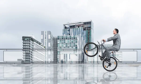 Mann Businessanzug Mit Fahrrad Auf Penthouse Balkon Schöner Radler Knallte — Stockfoto