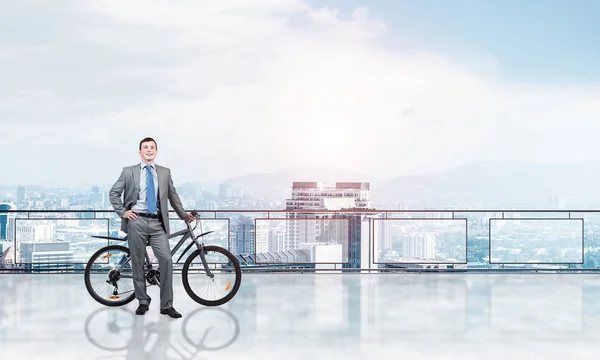 Ευτυχισμένος Άντρας Φορώντας Επαγγελματικό Κοστούμι Στέκεται Στο Μπαλκόνι Ποδήλατο Επιχειρηματίας — Φωτογραφία Αρχείου