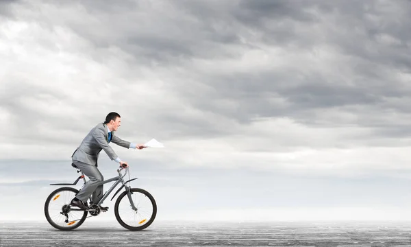 Geschäftsmann Mit Papierdokumenten Der Hand Auf Dem Fahrrad Frist Für — Stockfoto