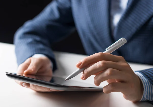 Homme en costume d'affaires assis au bureau avec tablette — Photo