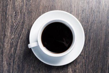 Ahşap masa üzerinde doğal kahve fincan