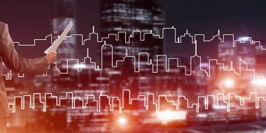 İnşaat konseptini sunan ve elinde belgelerle gezen mimar veya mühendis.