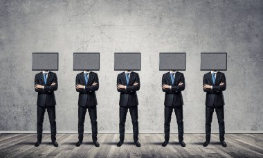 Kafası yerine televizyonu olan iş adamları..