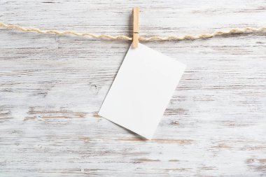 Ip üzerinde asılı beyaz kağıt boş levha