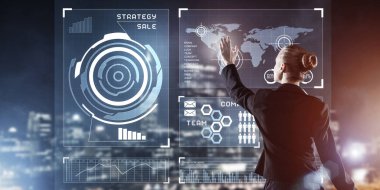 Sanal panel ve gece şehir vasıl geçmiş çalışma iş kadını arkadan görünüm