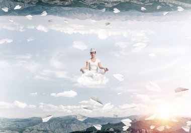 Genç kadın gözleri koruma kapalı ve seyir bulut uçan kağıt uçaklar arasında ve doğa dünyalar arasında üzerinde meditasyon sırasında konsantre.