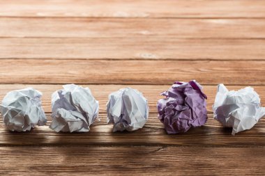 Yaratıcılık ve ilham kavramı beyaz paperballs ve tek renk tarafından sunulan