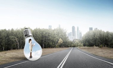 Ampul asfalt yolda içinde hapsolmuş genç iş kadını