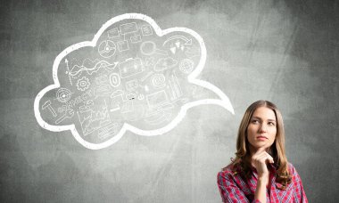 Ciddi kadın dalgın görünüyor.